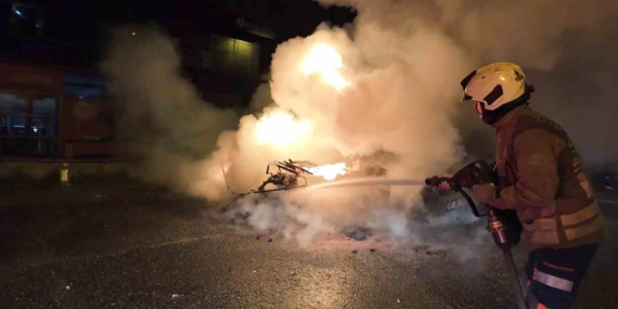 Kadıköy’de korkutan yangın: Motosiklette başladı, otomobile sıçradı