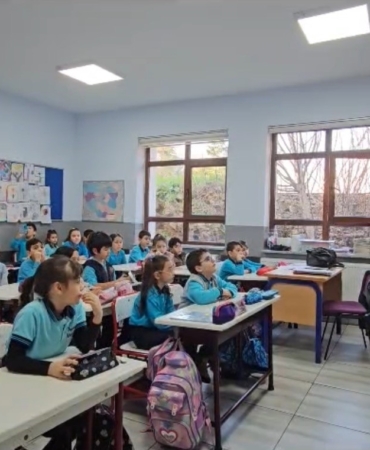 Arama kurtarma köpeği Tipo, öğrencilerin gözdesi oldu