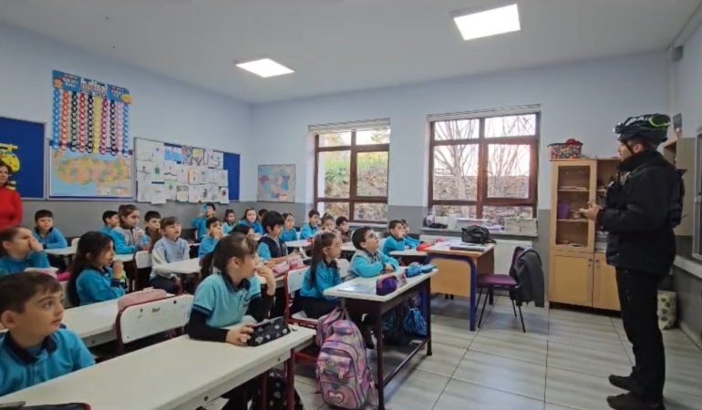 Arama kurtarma köpeği Tipo, öğrencilerin gözdesi oldu