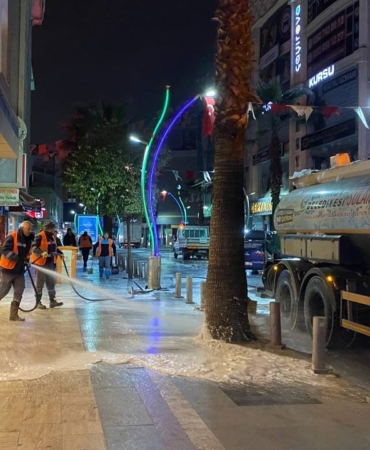 Çayırova’da bayram öncesi cadde ve sokaklar yıkanıyor
