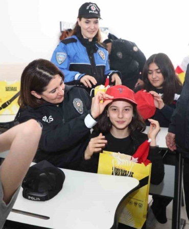 Bursa’da öğrencilere polislik tanıtımı ve güvenlik bilgilendirmesi