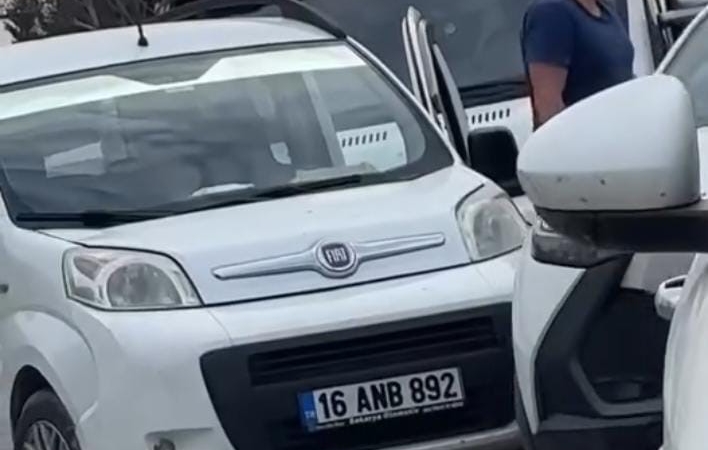 Bursa’da trafikte yol verme kavgası kamerada
