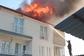 Evin çatısı küle döndü