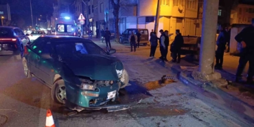 Kontrolden çıkan otomobil direğe çarptı: 3 yaralı