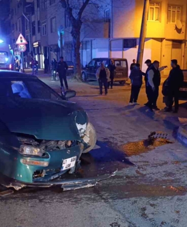 Kontrolden çıkan otomobil direğe çarptı: 3 yaralı