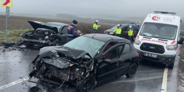 Arnavutköy’de iki araç çarpıştı: 3 kişi yaralandı