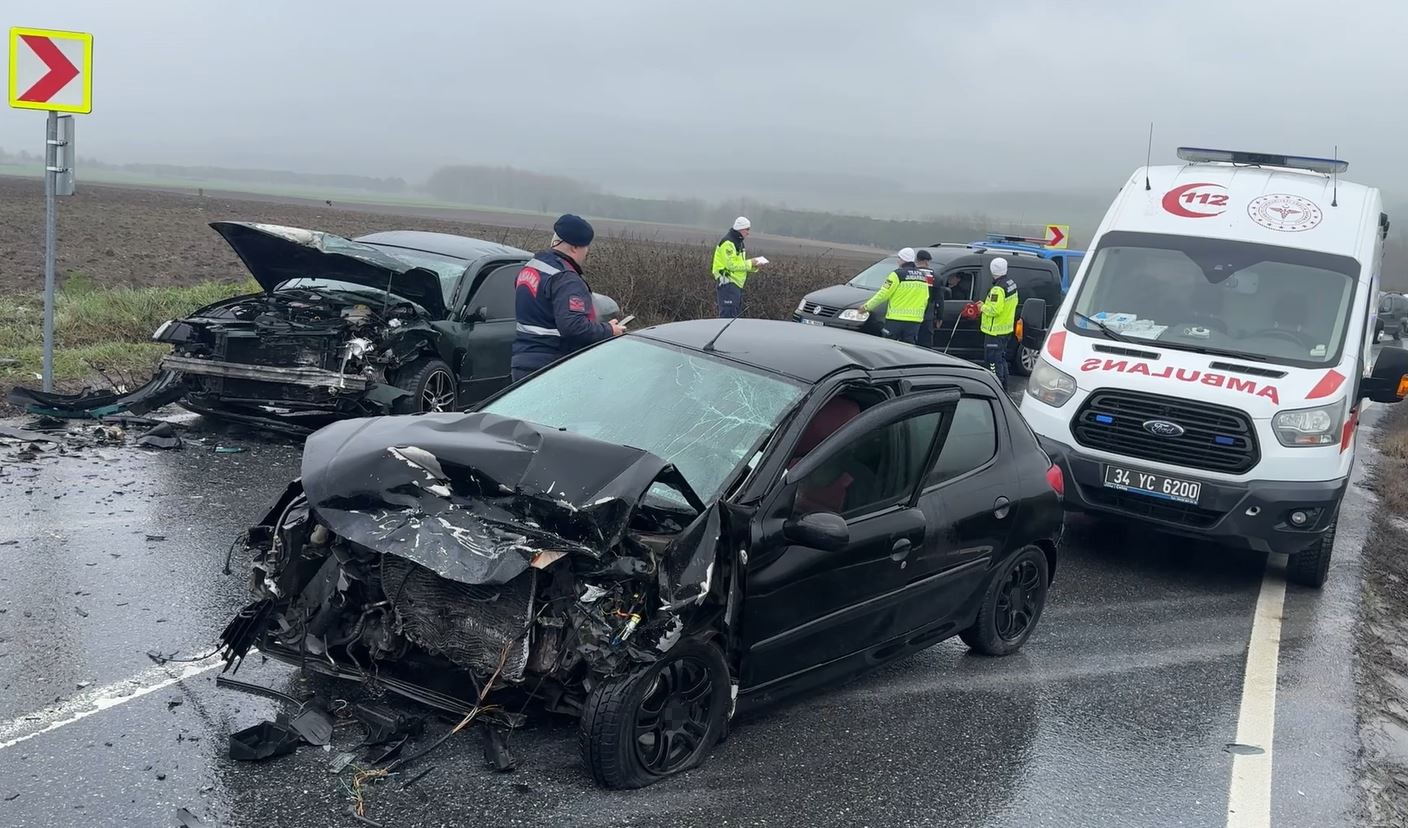 Arnavutköy’de iki araç çarpıştı: 3 kişi yaralandı