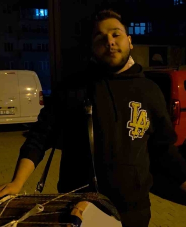 Dedesinden kalan davulla mahalleliyi sahura uyandırıyor