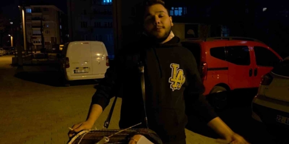 Dedesinden kalan davulla mahalleliyi sahura uyandırıyor