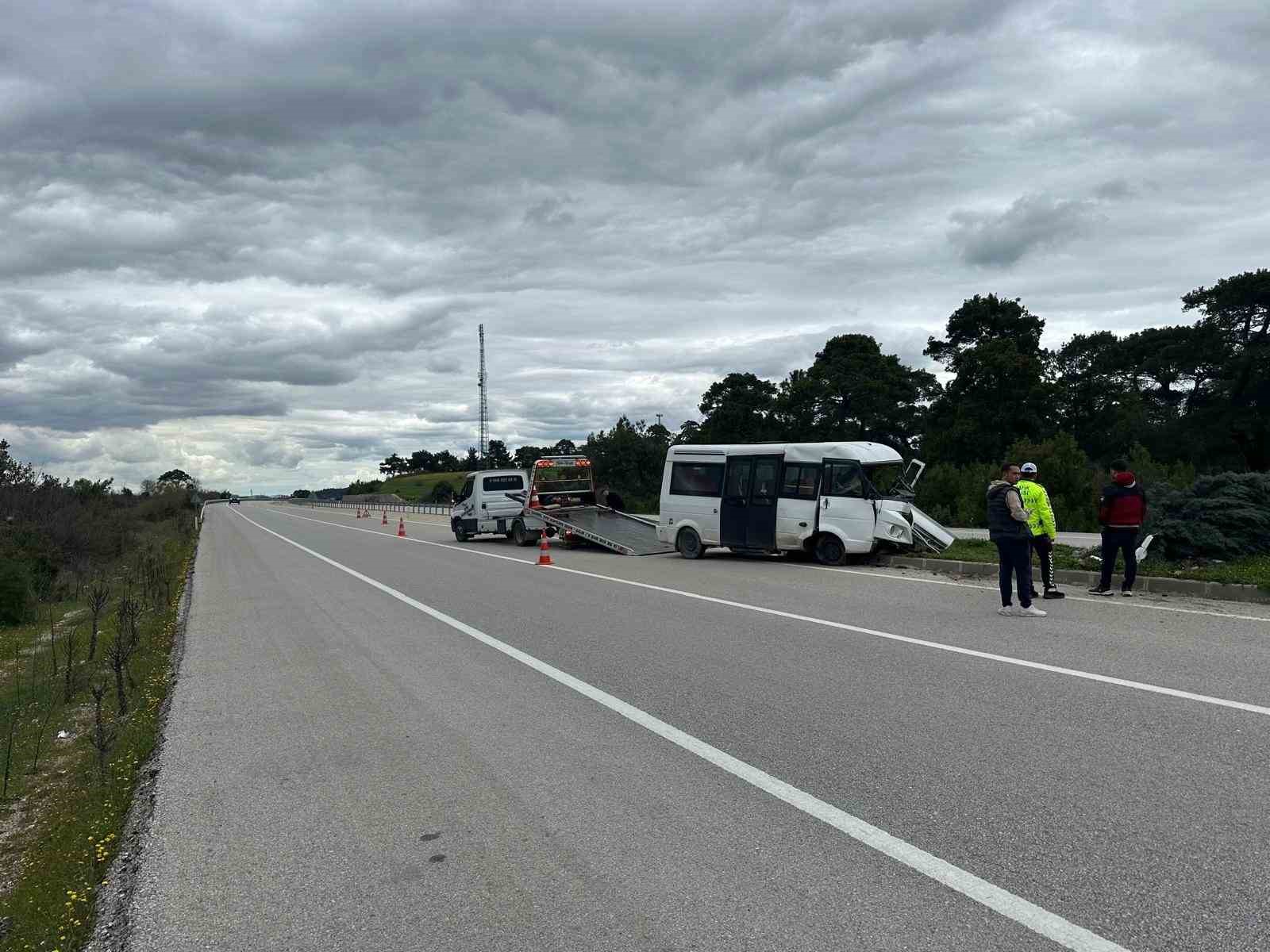 Çanakkale’de yoldan çıkan minibüs refüje çıktı; 2 kişi yaralandı