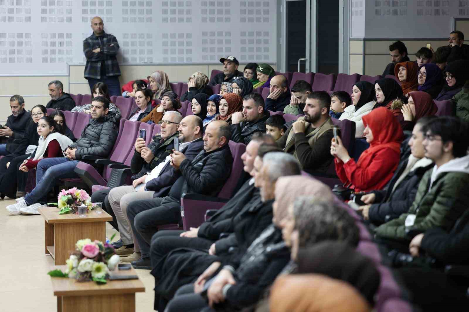 Dursun Ali Erzincanlı, Kartepe’de gönülleri fethetti