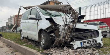 Bursa’da direğe çarpan otomobildeki, 2 kişi yaralandı