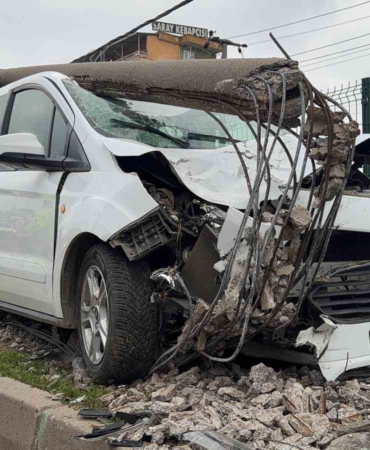Bursa’da direğe çarpan otomobildeki, 2 kişi yaralandı