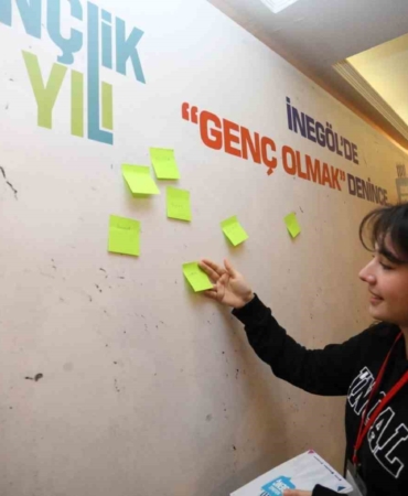 İnegöl’de söz gençlerin: 100’ü aşkın öğrenci geleceğin şehrini konuştu