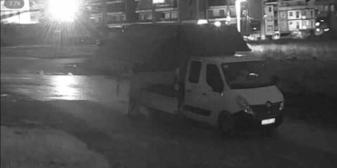 Atığını sokağa atan sürücüye fotokapan takibi