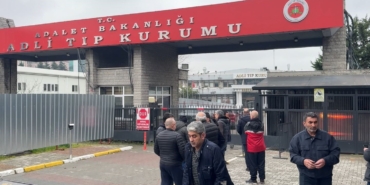 Fatih’te çöken binada hayatını kaybeden yaşlı kadının cenazesi Adli Tıp Kurumundan alındı