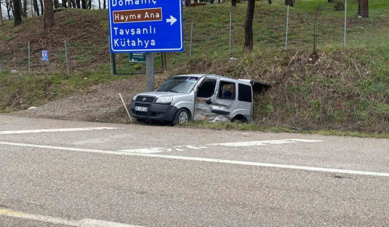 Bursa’da kamyonet ile hafif ticari araç çarpıştı: 4 yaralı