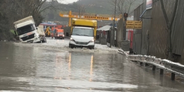 Eyüpsultan’da hafriyat kamyonu göle dönen yolda yan yattı