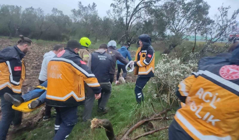 Balıkesir’de kontrolden çıkan otomobil zeytinliğe savruldu: 1 yaralı