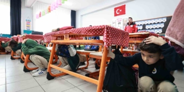 Gebze’de ilkokul öğrencilerine yönelik deprem tatbikatı yapıldı