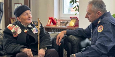 Albay Vanlı, 91 yaşındaki şehit babasını kapıda karşılayıp makamında ağırladı