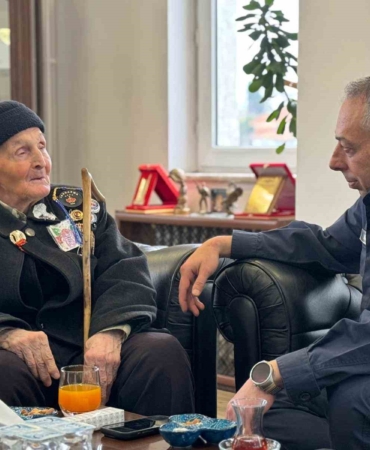 Albay Vanlı, 91 yaşındaki şehit babasını kapıda karşılayıp makamında ağırladı