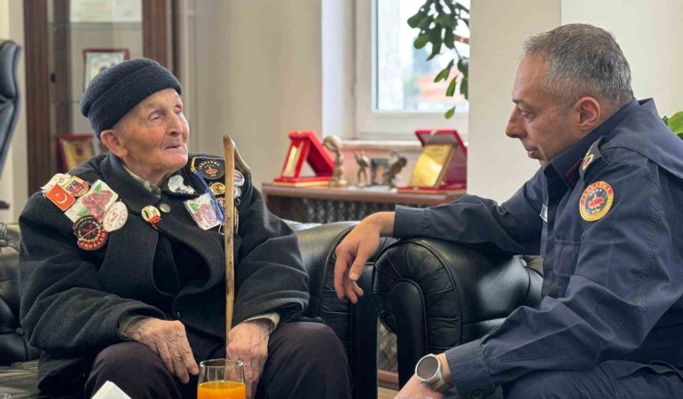 Albay Vanlı, 91 yaşındaki şehit babasını kapıda karşılayıp makamında ağırladı