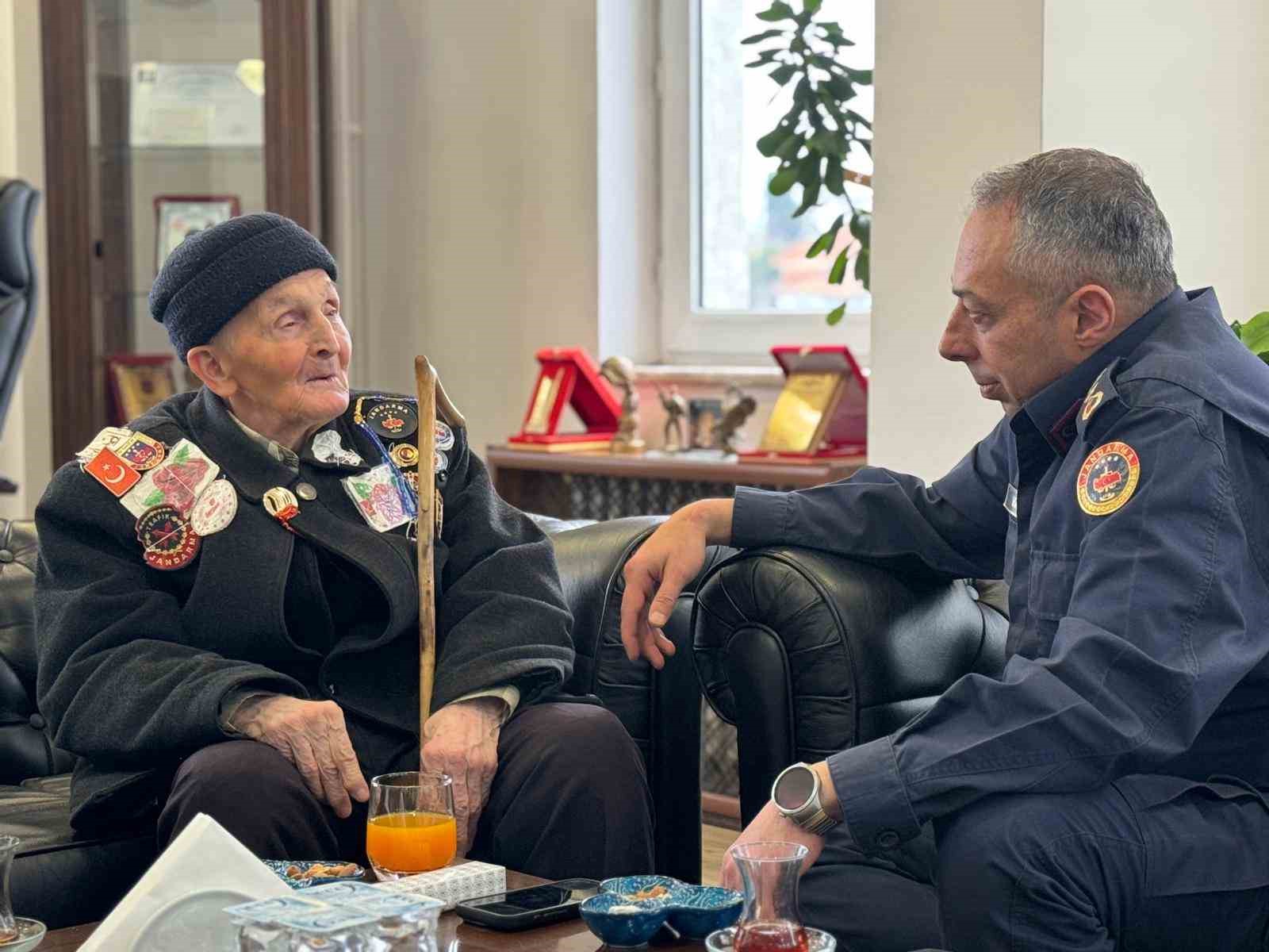 Albay Vanlı, 91 yaşındaki şehit babasını kapıda karşılayıp makamında ağırladı