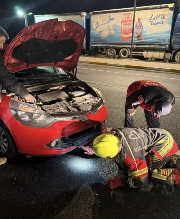 Aracın motoruna giren tilki ekiplerce kurtarıldı