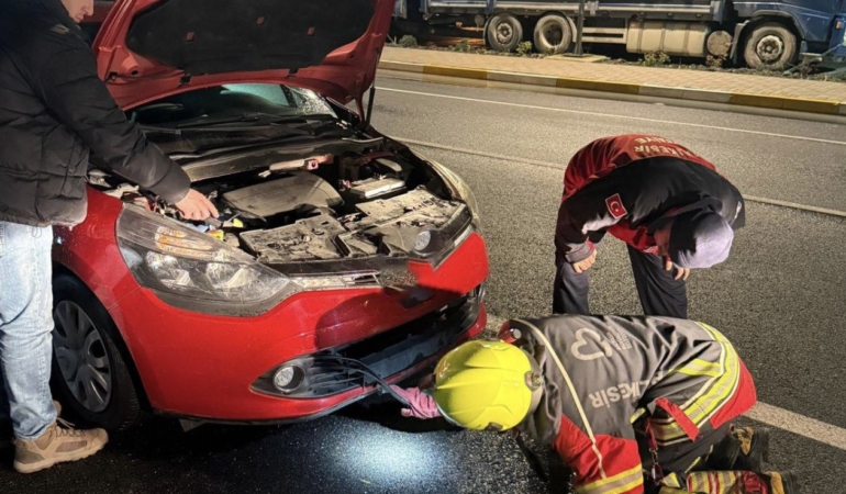 Aracın motoruna giren tilki ekiplerce kurtarıldı