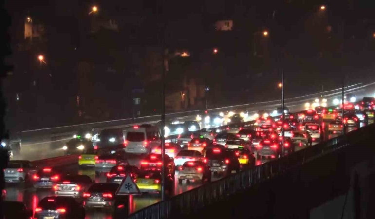 Ramazan Bayramı’nın ikinci gününde gece saatlerinde köprü trafiği devam ediyor