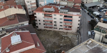 Bahçelievler’de temeli kayan bina havadan görüntülendi