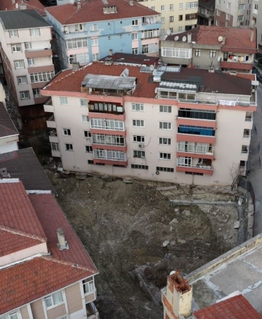 Bahçelievler’de temeli kayan bina havadan görüntülendi