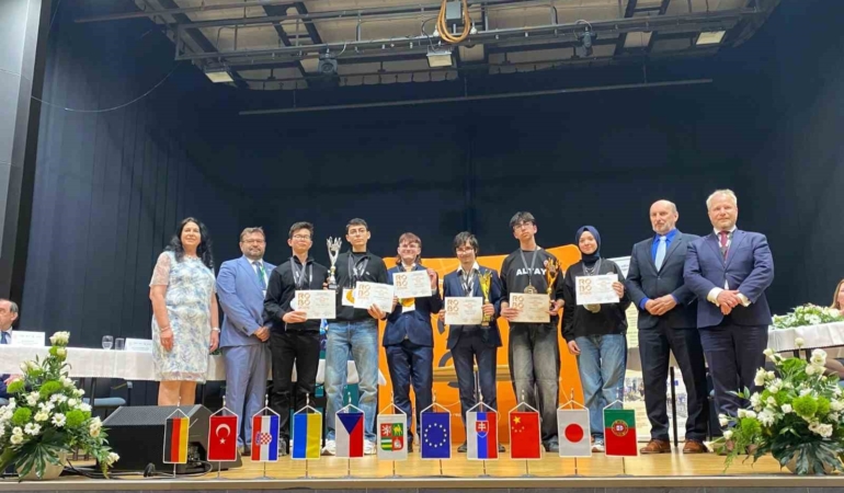 Bursalı öğrencilerden Çekya’da robotik başarısı