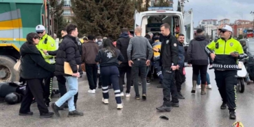 Kazada kamyonun altına sürüklenen motosikletteki 2 kişi yaralandı
