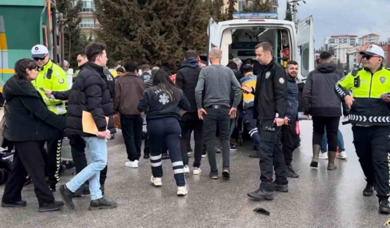 Kazada kamyonun altına sürüklenen motosikletteki 2 kişi yaralandı