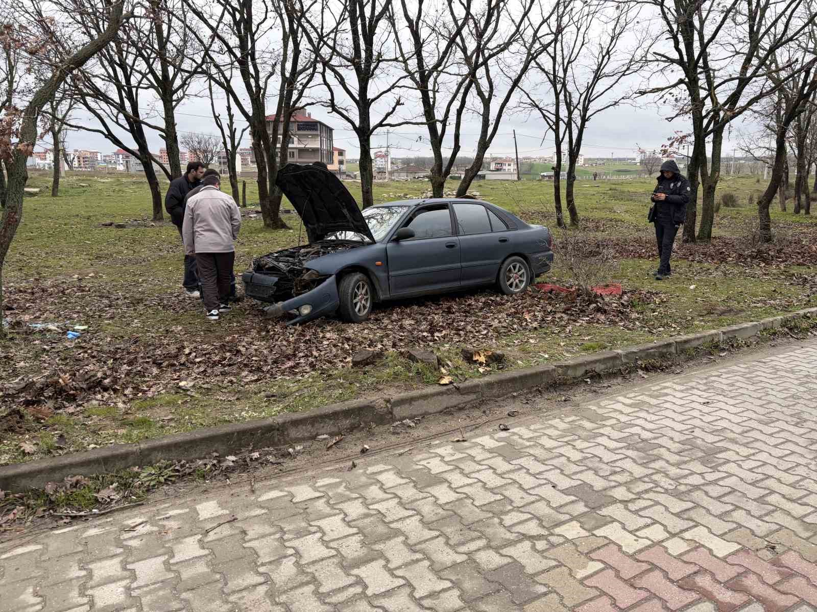 Kontrolden çıkan otomobil ağaçlık alana daldı: 1 yaralı