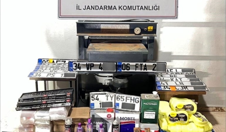 İkametlerini sahte plaka atölyesine çeviren 3 şahıs gözaltına alındı