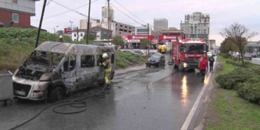 Ataşehir’de servis minibüsü yanarak küle döndü