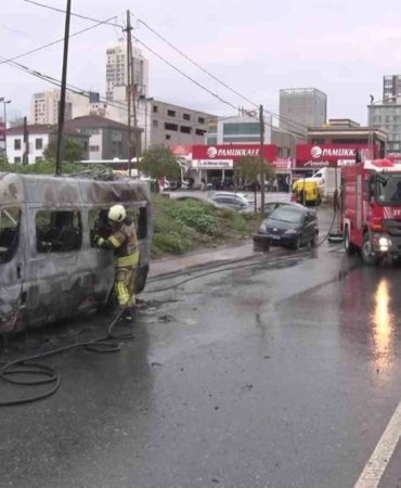Ataşehir’de servis minibüsü yanarak küle döndü