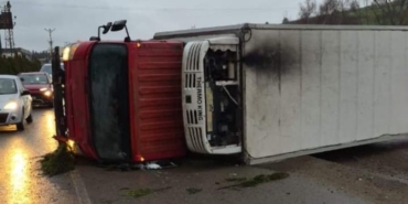 Bursa’da direksiyon hakimiyetini kaybeden sürücü fabrikaya çarptı: 2 yaralı