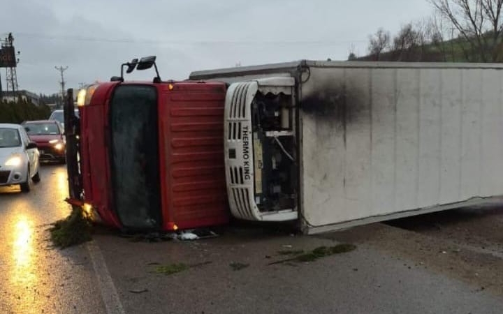 Bursa’da direksiyon hakimiyetini kaybeden sürücü fabrikaya çarptı: 2 yaralı