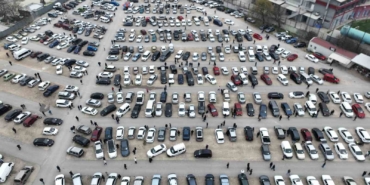 İkinci el oto pazarında buruk bayram