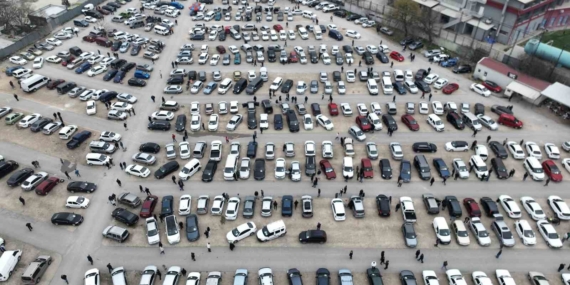 İkinci el oto pazarında buruk bayram