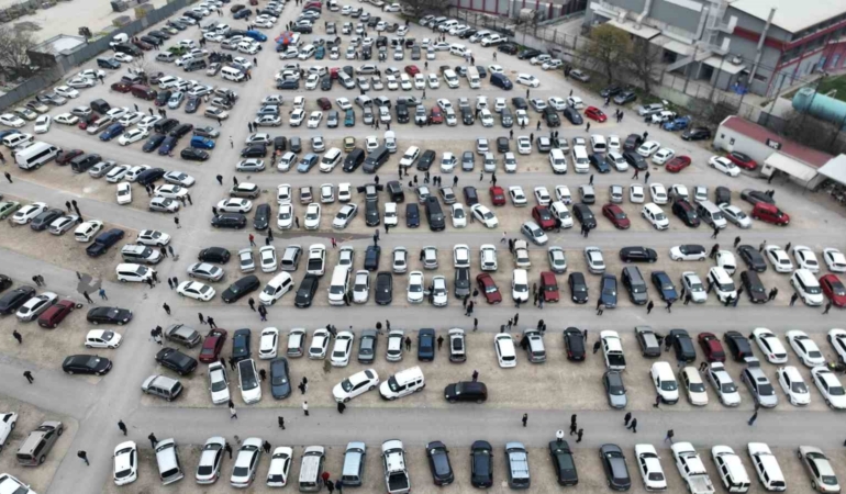 İkinci el oto pazarında buruk bayram