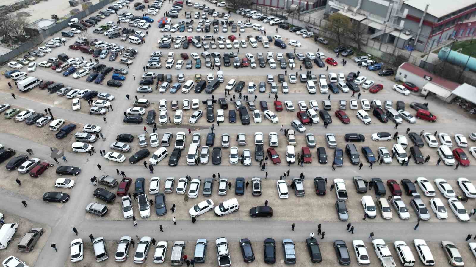 İkinci el oto pazarında buruk bayram