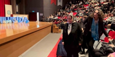 80 yaşındaki emekli öğretmen, kansere yenik düşen profesör kızını gözyaşlarıyla andı