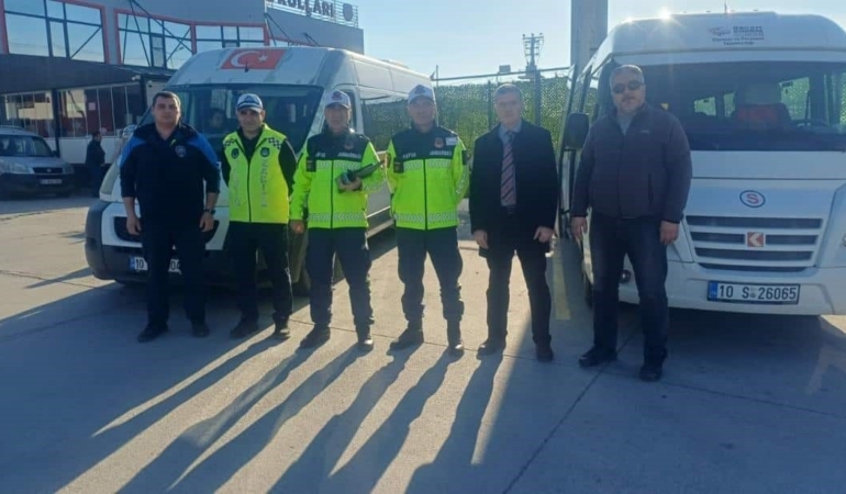 Burhaniye’de okul servisleri denetlendi