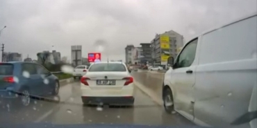 Bursa’da yol verme kavgası: 3 kişi sürücüye saldırdı