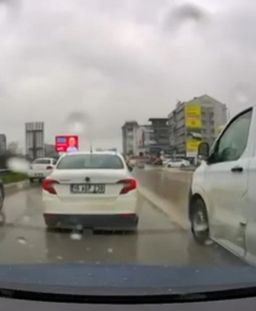 Bursa’da yol verme kavgası: 3 kişi sürücüye saldırdı